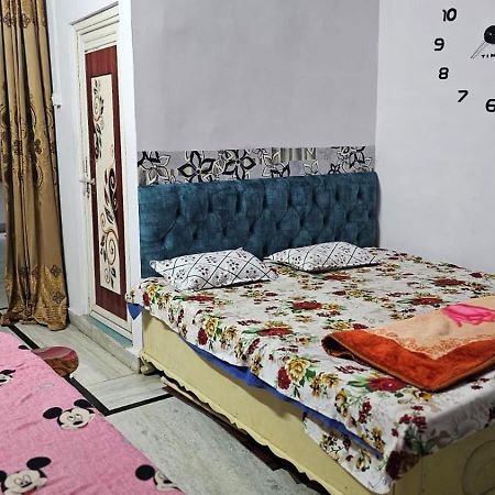 Aparna Niwas Home Stay Family Friendly Варанасі Екстер'єр фото